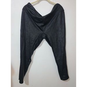 Faux leather textured petite leggings